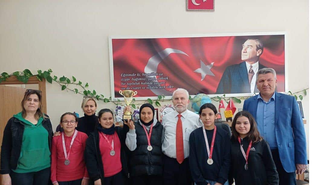 Şehit Mahmut Ava Ortaokulu Badminton Takımı İl İkincisi olmuştur
